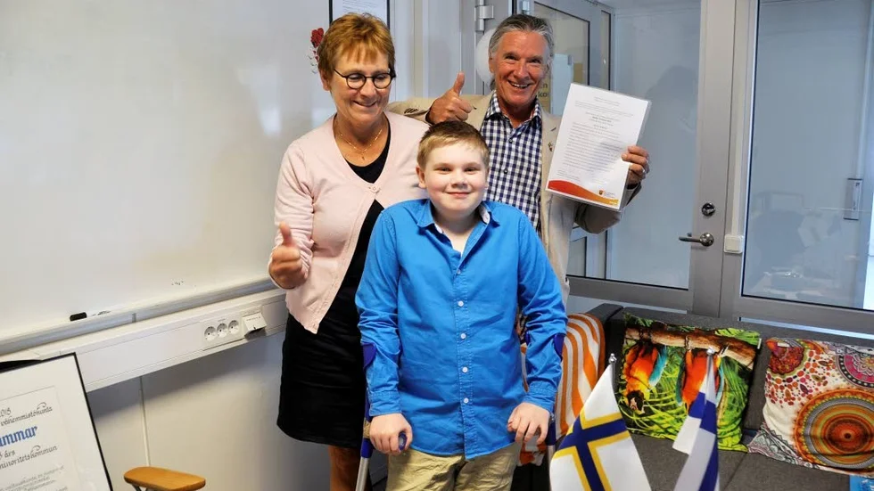Mikko Nelimarkka har blivit utsedd till årets bästa elev i det finska språket. Hans Raab, kordinator för den finskspråkiga minoriteten i Östhammars kommun och kommunalrådet Margareta Widén-Berggren (S) delade under måndagen ut stipendiumet.