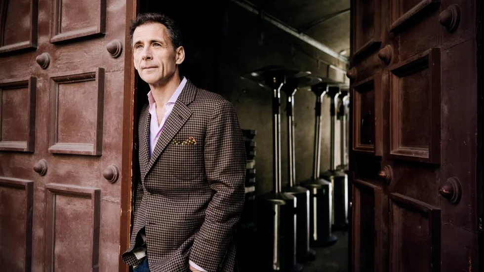 "Hon som måste dö" är David Lagercrantz sista bok i Millenniumserien. Hans tidigare böcker i serien är "Det som inte dödar oss" och "Mannen som sökte sin skugga".