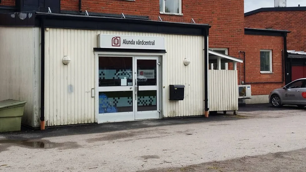 Regionen undersöker om det går att påskynda byggandet av ny vårdcentral i Alunda, skriver Malena Ranch.