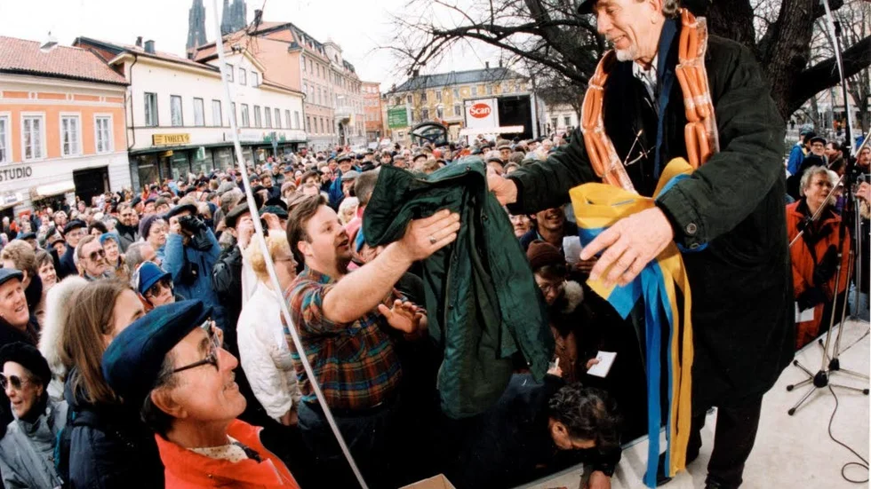 Owe Thörnqvist, uppträdde på Fyristorg i mars 1994, i samband med sin 65-årsdag.