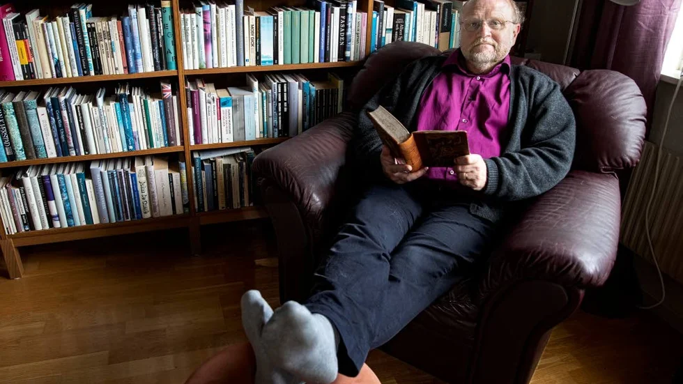 Författaren Ola Larsmo tycker själv att han blivit yrkesskadad av eget skrivande och flitigt läsande. Numera blir han sällan uppslukad av en bok.