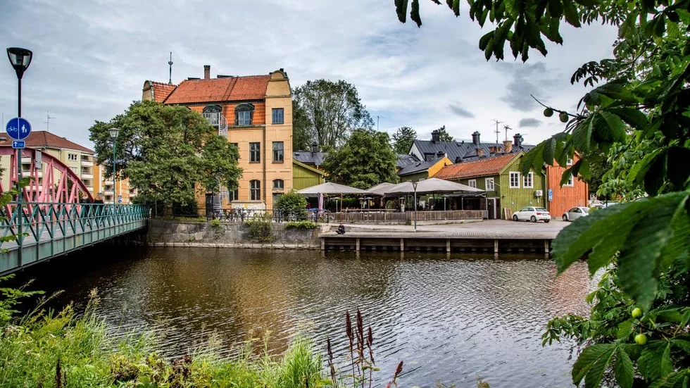 Kvarteret Lindormen längs med Fyrisån, med sina karaktäristiska trähus.