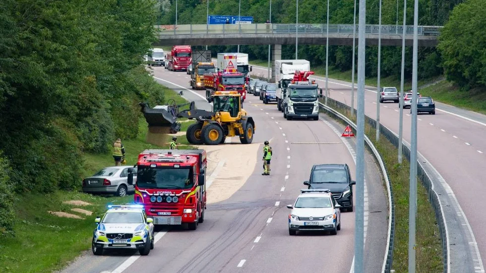 Under fredagsförmiddagen tappade en traktor ett stort lass med korn på Bärbyleden.