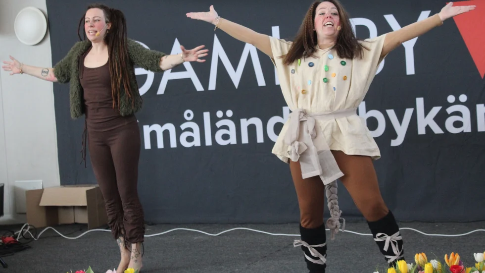 Trollen kom ner från bergen för att sjunga och dansa på scenen. Här ses Anna Bodjo och Lena Strömstedt Ahlstedt.