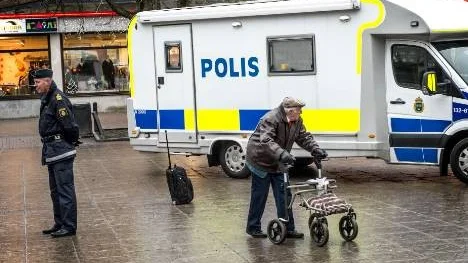 Polisen på plats i Kärrtorp dagen efter att en antirasistdemonstration blivit attackerad av nazistiska Svenska motståndsrörelsen.