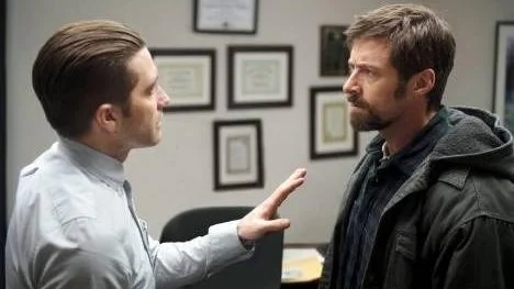 Jake Gyllenhaal spelar polis och Hugh Jackman en förtvivlad pappa vars dotter försvunnit, i den spännande thrillern Prisoners.