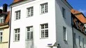 ArkitekturÃ¥ret. Seminariet fÃ¶r huslig utbildning. (HushÃ¥llsskolan.) I hÃ¶rnet av TrÃ¤dgÃ¥rdsgatan och SlottsgrÃ¤nd. Ritad 1911 av Erik C HÃ¤ggmark, med Ã¤ndringar 1915 av Victor Holmgren. UppfÃ¶rd i putsad sten och tegeltak. Publ 2001-06-11
