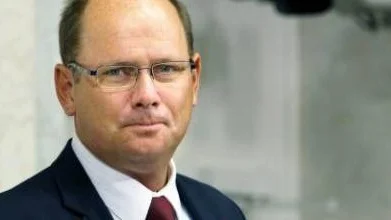 Urban Ahlin (S) (bilden) skriver tillsammans med Peter Hultqvist (S).
