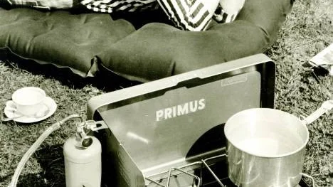 I filmen Primus nya giv från 1940 visar Enköpingsföretaget Bahco hur primusköket kan användas.