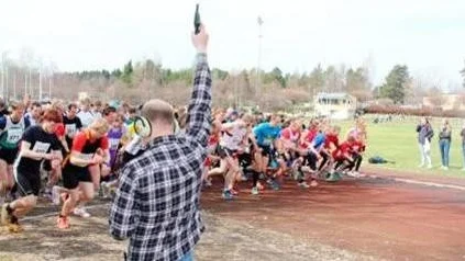 Östhammar 4 maj 2013. Starten går för Stadsloppet på Frösåkersvallen i Östhammar. Mannen på startpistol är den evenemangsansvarige Kenneth Johansson.