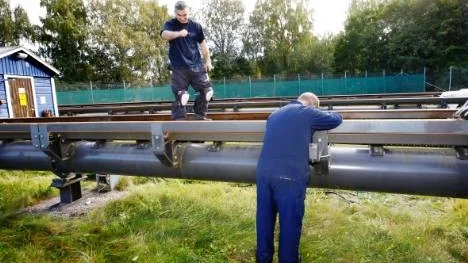 Engelska tekniker monterar ned delar av testbanan