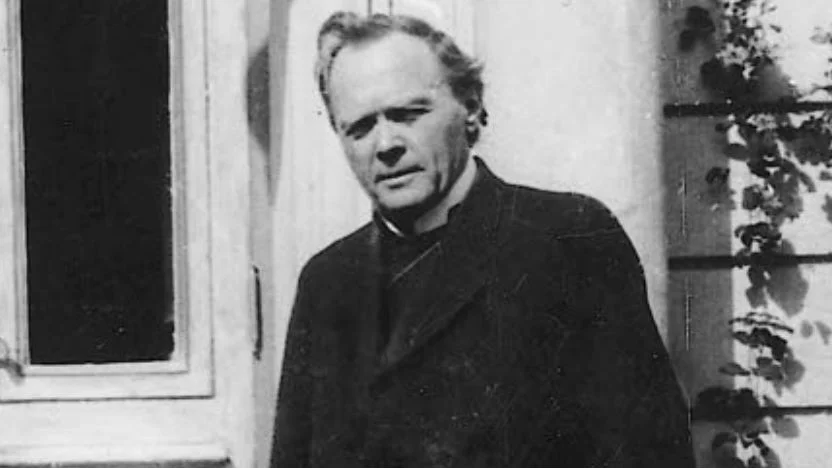 Helge Söderbloms son Robert tillsammans med Nathan utanför Ärkebiskopsgården, våren 1931.