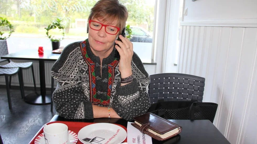 Folkpartist. Ann-Cathrin Larsson på Café Royal i Tierp.