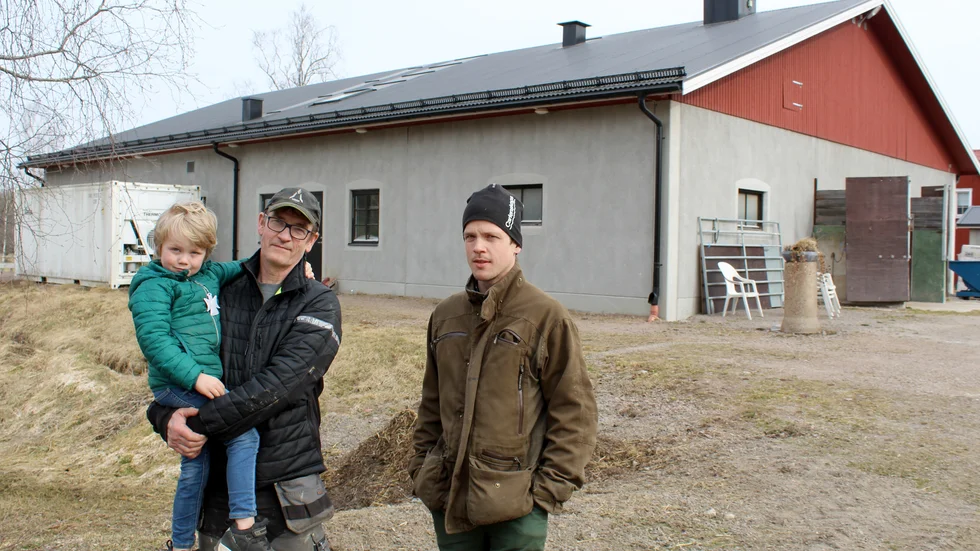 På slakteriet som syns bakom Håkan och Anton Jonsson ska det läggas solceller. Solcellerna beräknas generera halva gårdens elförbrukning. 