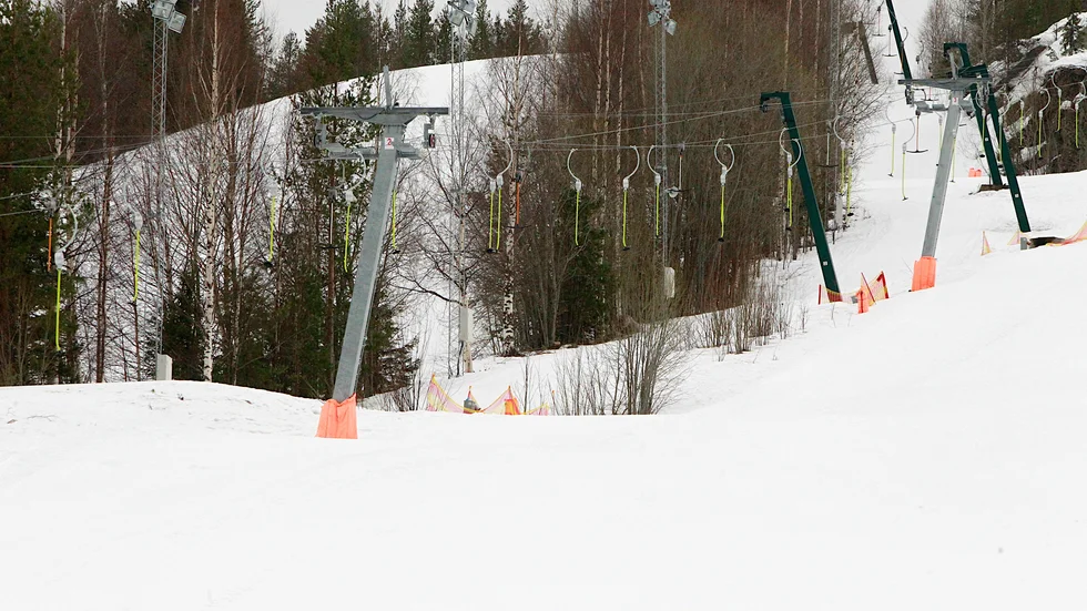 Knappliftens gråa stolpar är nu vadderade efter olyckan. Det var den vänstra stolpen på bilden som flickan åkte in i i full fart. "Det är hemskt att det ska behöva ske en olycka innan man agerar", säger pappan.