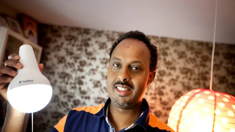 Liibaan Mahamoud hoppas att sådana här solenergilampor ska lysa upp mörka kvällar för somalier på landsbygden.