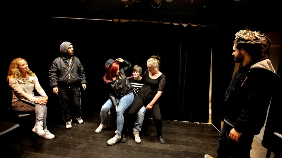 Pjäsprojekt. Här i ett av Uppsala stadsteaters krypin repas det för fullt. Från vänster:  Fatima Alassad, Affe Ashkar, Dexter, Sam Eriksson, Sara Svensson och  Patrik "Patwua"Baghdaserians.