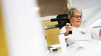 Karin Dennevi tränar på Kommunens friskvårdssektion.