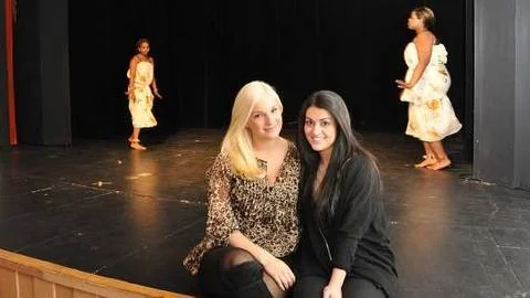 Elin Car och Shana Ali går tredje året på Högbergsskolans gymnasium i Tierp. Som slutprojekt sätter de upp en dansshow för världens barn och har engagerat artister till 15 olika nummer.