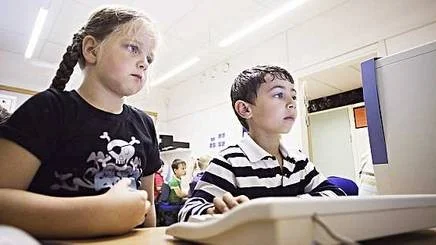 Adam Al Listad går i förskoleklass på Stordammens skola i Uppsala och får lära sig IT. Här tillsammans med Julia Möller.