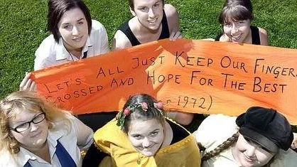 Fr v Sigrid Erwall, Maja Livén, Johannes Sjödin, Karolina Andersdotter, Lotta Salomonson och Jannie Teinler. På banderollen syns en slogan för Harrys bästis Rons favoritlag i quidditch.