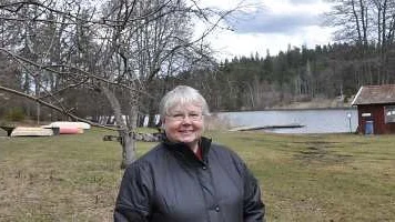 En naturskola ska startas vid Eda lägergård utanför Lagga. Runa Steen från lägergårdsföreningen visar gården.
