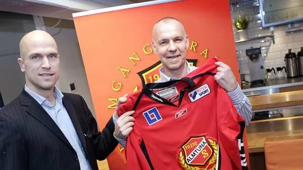 Bobo Simensen presenteras  som ny Ais-tränare av sportchef Martin Öhrstedt.