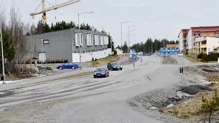 Brunnbyvägen vid korsningen efter skolan. En del vill att vägen ska bli huvudled eller att trafikreglerna åtminstone görs tydligare.