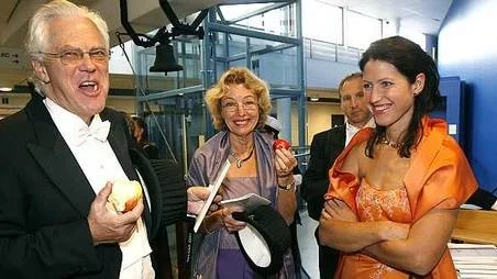 Olof, Tanja och Eva Tydén stärker sig med äpplen innan den högtidliga processionen in till aulan.