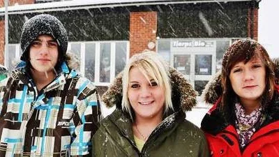 ictor Persson och Angelica Nyberg, vice ordförande respektive ordförande i Föreningen Ungdomsnätverket Tierp och Pernilla Strid, även hon från nätverket. Samtliga har jobbat med filmen Fredag igen! som premiärvisas på Tierps bio torsdagen den 28 januari 2010.