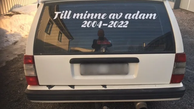 Till minne av Adam har hans vänner tryckt en dekal som många av dem valt att ha på sina bakrutor. 