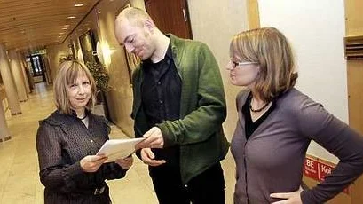 Cecilia Forss uppvaktas av David Thurfjell och Daniela Lundin angående Gunnars förskola.