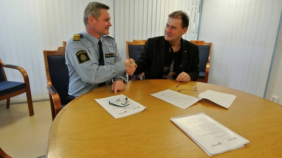 Handslag. Medborgarlöftet undertecknades av Niklas Hållkvist och Bengt-Olov Eriksson. Nu återstår att göra jobbet.