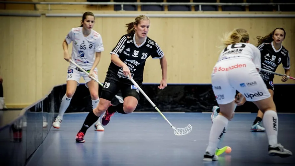 Maja Brodin (tv) och Agnes Wiklund (th) är med till matchen mot Warberg.