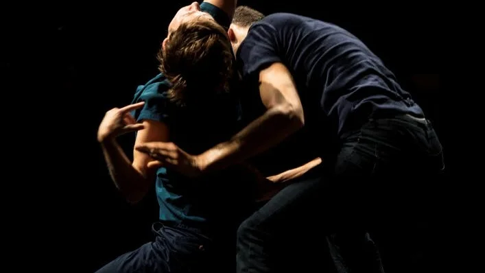 Dansdramatik. Dansarna i "Babel" gestaltar drömmar och minnen från sina hemländer.