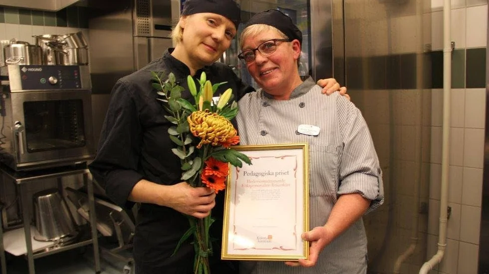 Kocken Sofia Persson och kallskänkan Monica Westerling fick ta emot blommor och diplom av Knivstas utbildningsnämnden.