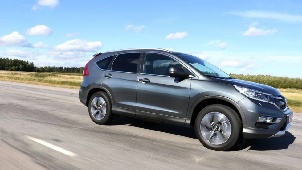 De huvudsakliga designförändringarna på årets upplaga av Honda CR-V finns i fronten, med nykonstruerade strålkastare, ny grill och nya stötfångaren och hasplåtar.