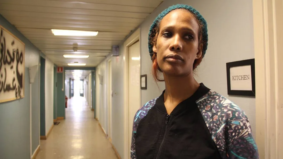 Snart bostadslös. Det har blivit svårare att få hjälp med boende från kommunen. Amleset Yohannes är en av hyresgästerna på Ulleråkersvägen som är rädd för att bli hemlös när hon snart måste flytta ut ur sitt rum. Uppsala kommun betonar att det är upp till varje enskild person att själv ordna bostad.
