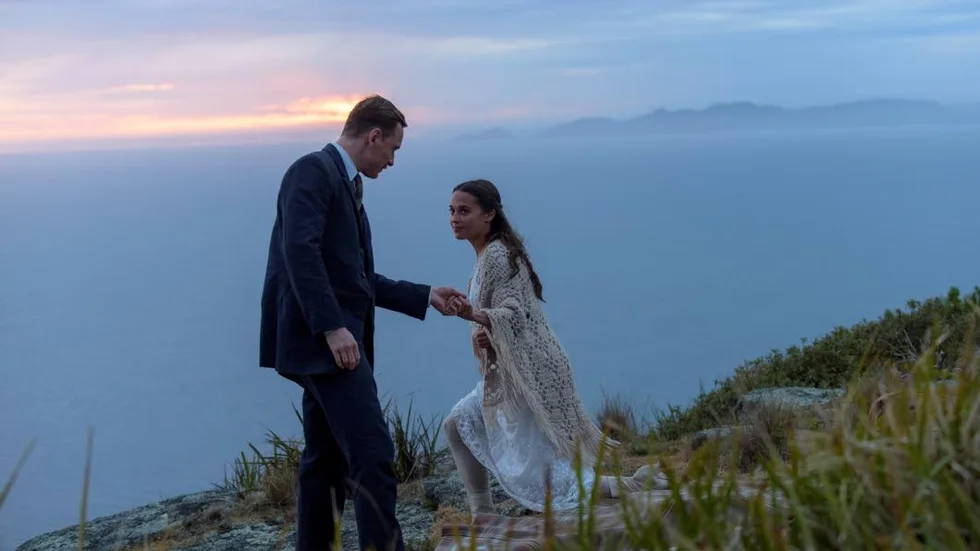 Blå skymning. Det är inte bara  vackert när det skymmer utan faktiskt hela tiden på den lilla fyrvaktarön där Michael Fassbenders fyrvaktare och hans fru, spelad av Alicia Vikander bor.