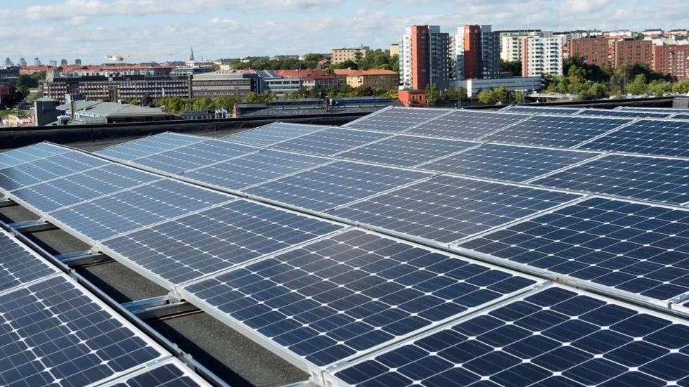 Solpaneler. Debatten om förnyelsebar energi fortsätter.