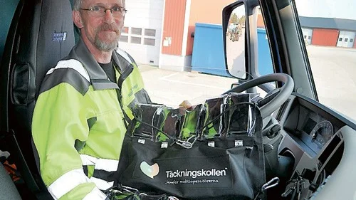 Karl-Gustav Gustavsson är en av kommunens sopbilsförare. I sina händer håller han i de tio mobiltelefonerna som kommer att mäta mobiltäckningen i samband med att han kör sin runda i norra kommundelen. - Jag tycker det är jättebra att man gör den här undersökningen. När jag kör måste jag ha förstärkningsmast, så jag vet hur dålig täckning det kan vara.