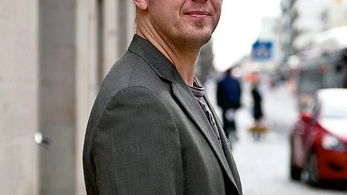 Erik Thulin som man inte är van att se honom och i kavaj. Foto: Anna Ek