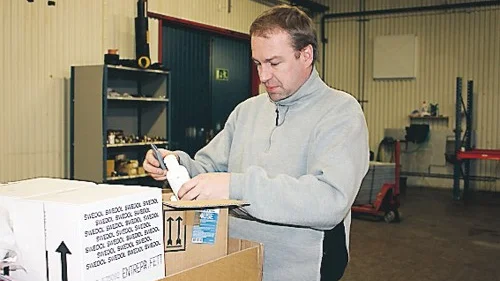 Fredrick Andersson packar upp varor i den nya butikslokalen.