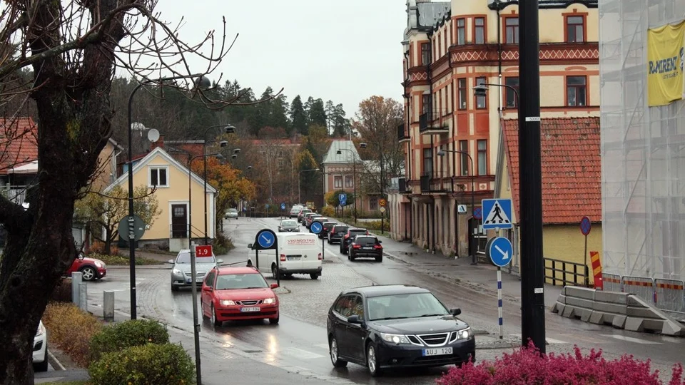 Trafiken rullar på genom Kisa och diskussionerna om en förbifart har pågått i många år och kommer så att göra även flera år framöver. Foto: Lars-Göran Bexell