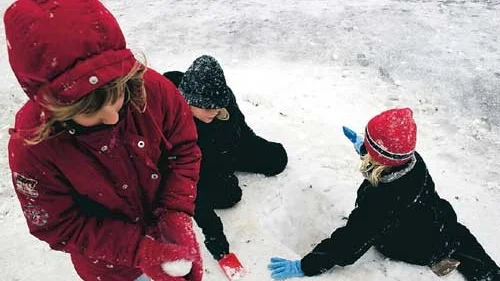 Äntligen snöbollskrig! Therese Roth, Ester Eriksson och Julia Roth berättar att de ibland brukar åka skidor med sina klasser bredvid skolan. Foto: Daniel Bennelid