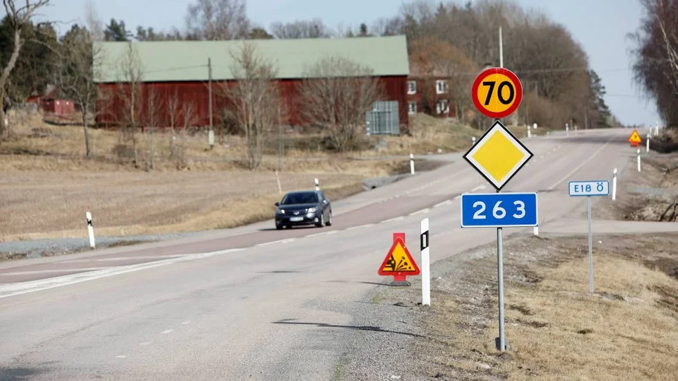 Planerna på en cykelväg mellan Litslenarondellen och Hjälstaviken, väg 263, sköts på framtiden. Men nästa år ska en utredning göras över vägsträckan för att se vad som kan göras för att öka cykelbarheten och trafiksäkerheten där.
