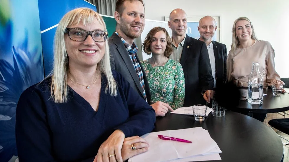 Malin Sjöberg Högrell (L), Björn-Owe Björk (KD), Malena Ranch (MP), Johan Örjes (C), Stefan Olsson (M) samt Emilie Orring (M), presenterade sin blågröna samverkan i regionen under fredagen.