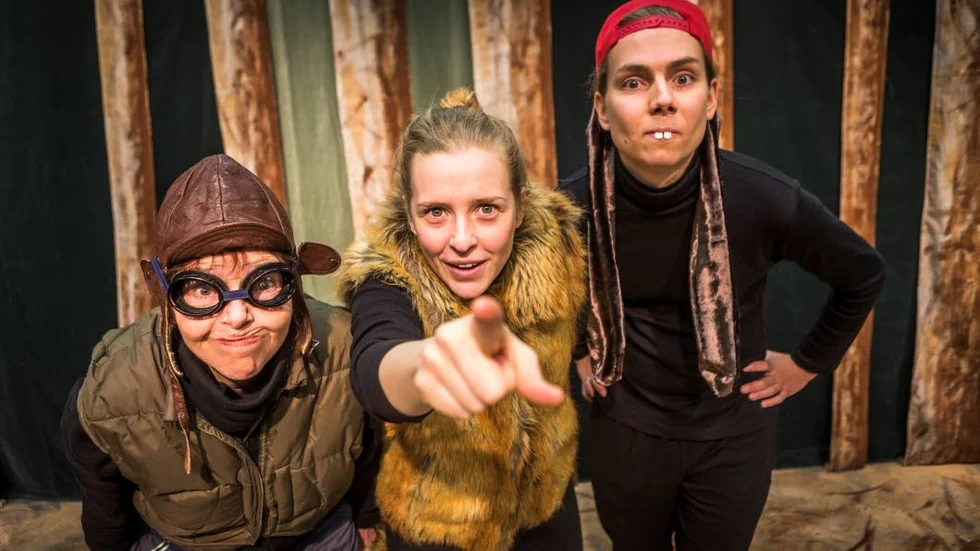 Det finns många sätt att komma först på. Om detta handlar fabeln "Haren och sköldpaddan". I Tio fötters barnteaterversion spelas sköldpaddan av Carin Anlér Fiske, räven av Catrin Anlér Blomberg och haren av Oscar Ohlsson.