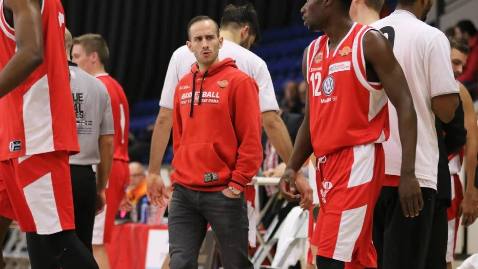 Mannos Nakos är tillbaka i Uppsala Basket, och presenterades under matchen mot Umeå.