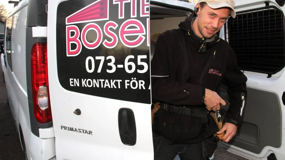 Rickard Engvall har sitt kontor i bilen. Han vill vara ute på fältet.